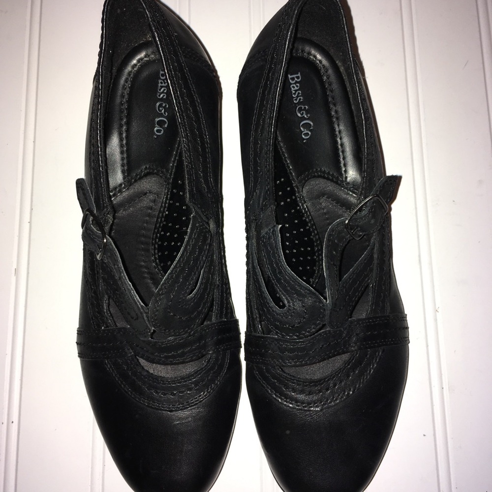 Bass & Co ladies 8M black leather casual shoes. Gently used.